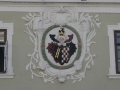 Detail městského znaku na radnici v Lázních Bohdaneč