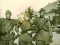 7) Sovětští vojáci s výrovskou školou v pozadí