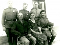14) Sovětští vojáci s rodinou Sedlákových